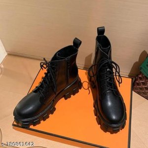 Fashionable Trendy Women Boots