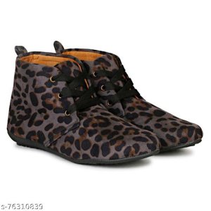 Fashionable Trendy Women Boots