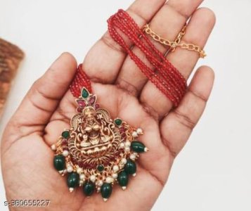 Shimmering Graceful Women Necklaces & Chains